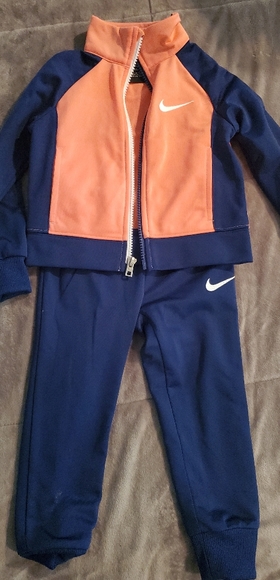 Nike jogger suit - Picture 1 of 3